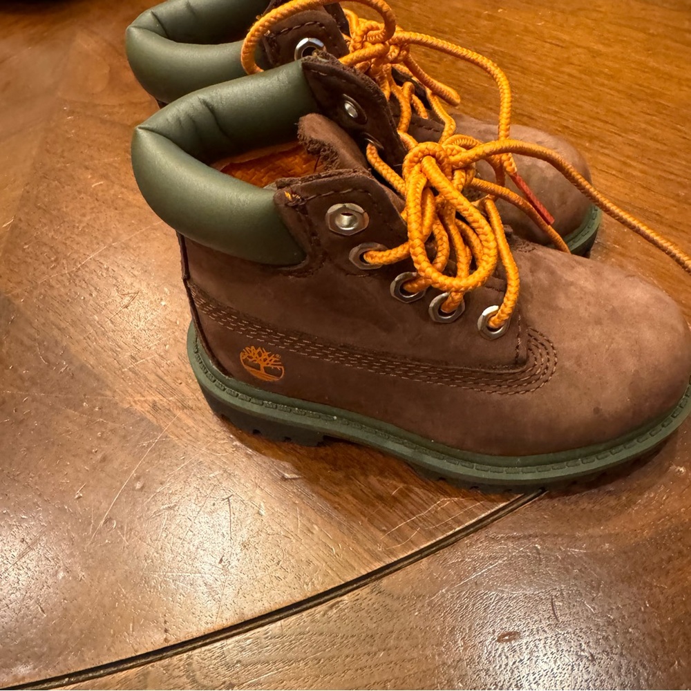 Timberland Kids Brown &Green Primaloft 200 gram Boots Size 6 Suade Orange Laces